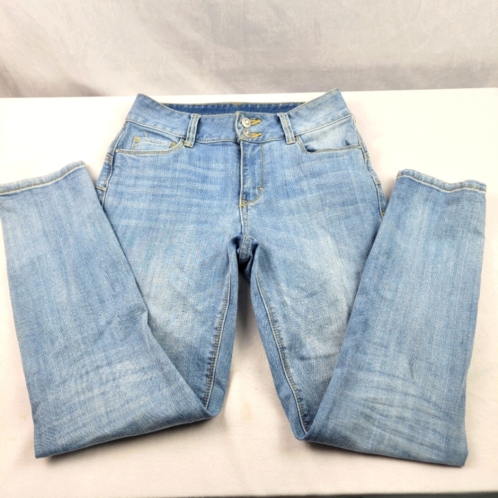 Boston Proper light wash medium rise sli. Fit denim‎ Size 2